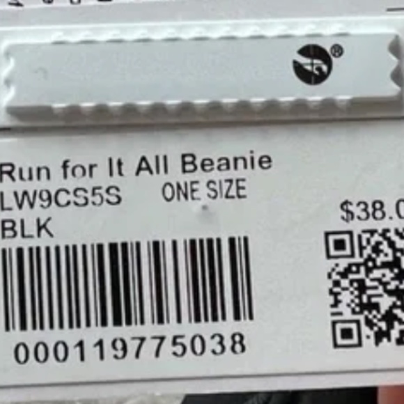 NWT Lululemon Run For It All Beanie - One Size - Black MSRP $38 - Picture 3 of 4